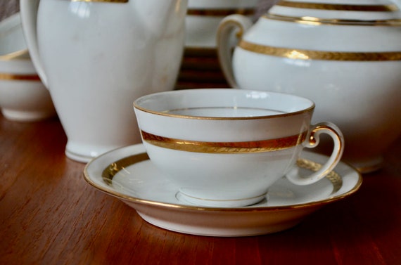 Service à café en porcelaine blanche et filets platine - Vintage 1970 | Lignes croisées Service à café en porcelaine blanche et filets platine - Vintage 1970 | Lignes croisées