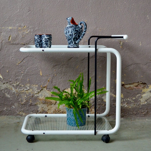 Chariot de service dit Trolley ou table roulante au design vintage 1980 minimaliste et Memphis