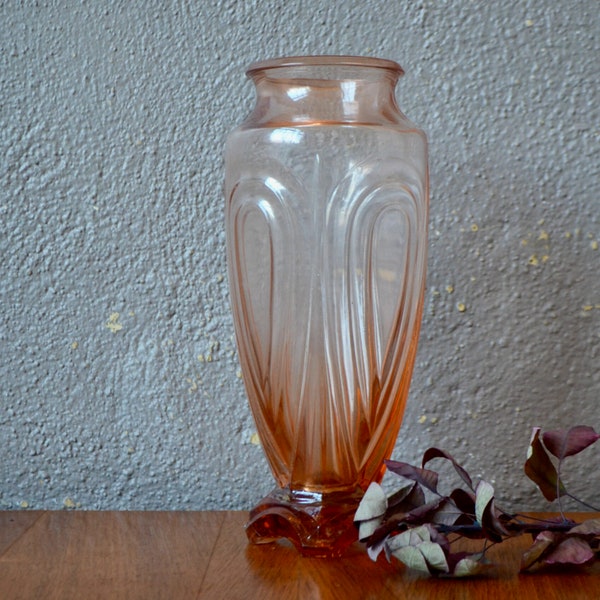 Vase art déco en verre rose Technique pressé moulé  France 1930 style vintage et bohème