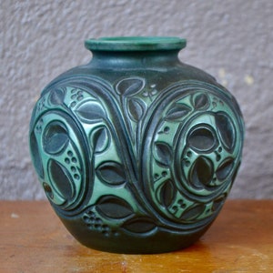 Jarrón de bolas Art Déco en vidrio opalino teñido de color verde Técnica de moldeado prensado Francia 1930 estilo vintage y boho