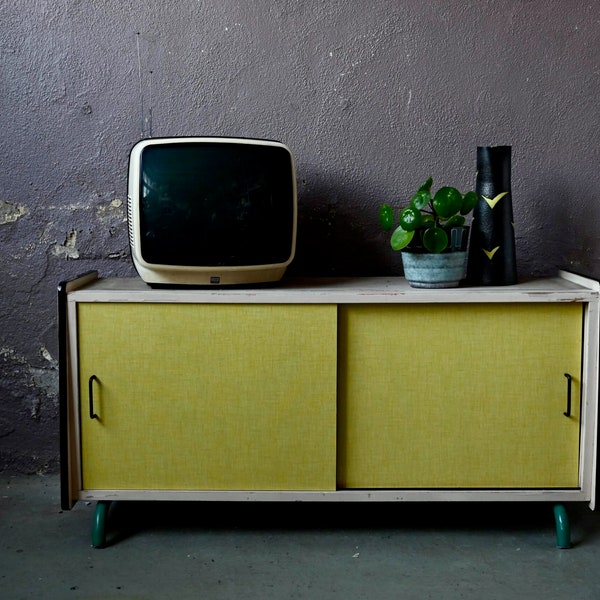 Petite enfilade à portes coulissantes en formica jaune style vintage scandinave, sideboard ou meuble télé hifi TV