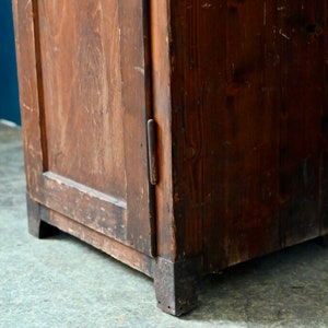 Vestiaire d'atelier ou armoire bonnetière vintage en bois style vintage industriel et bohème image 9