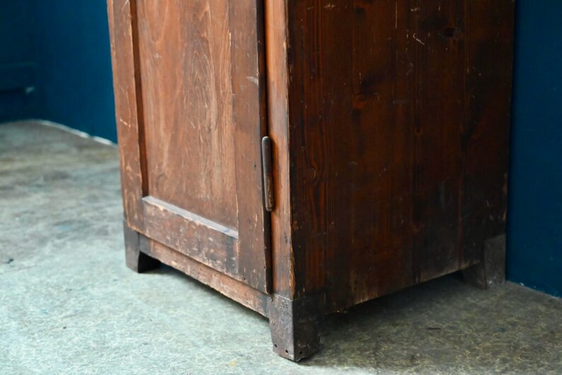 Vestiaire d'atelier ou armoire bonnetière vintage en bois style vintage industriel et bohème image 9