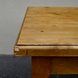 Table ancienne de ferme ou de bistrot en bois massif sapin clair style bohème vintage et campagne chic image 10