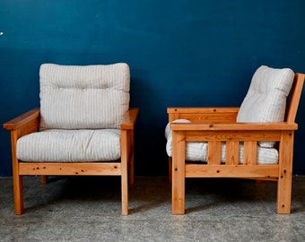Pair of 1970 Scandinavian vintage chalet mountain style pine living room armchairs