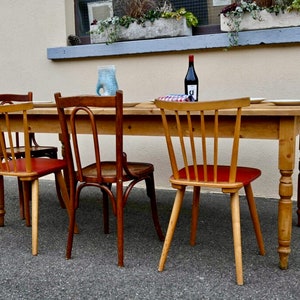 Table ancienne de ferme ou de bistrot en bois massif sapin clair style bohème vintage et campagne chic image 7