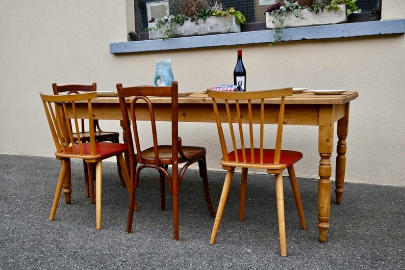 Table ancienne de ferme ou de bistrot en bois massif sapin clair style bohème vintage et campagne chic image 7