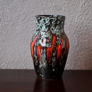 Scheurich 549-18 vase with red scratches on a black background Scandinavian vintage style boho Fat lava