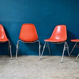 Série lot de 4 chaises Charles & Ray Eames DSS Herman Miller Fehlbaum production vintage design moderniste empilables fibre de verre orange
