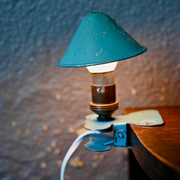 Lampe champignon clip à pince verte patinée design vintage industriel France 1950