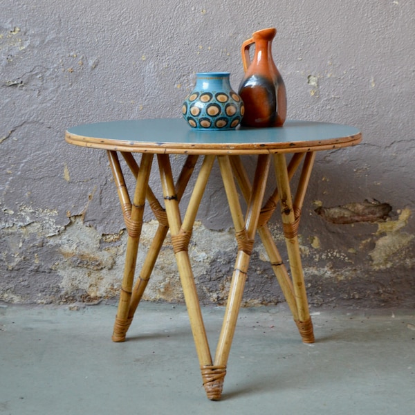 Guéridon  tripode vintage en rotin table basse bohème au plateau rond bleu orage