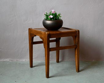 Taburete auxiliar de madera de René Gabriel, diseño reconstruido de la década de 1940.
