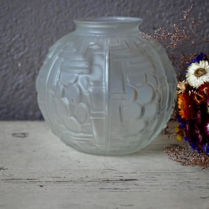 Jarrón de bolas Art Déco en vidrio opalino de Vianne Técnica de moldeado prensado Francia 1930 estilo vintage y boho Firmado