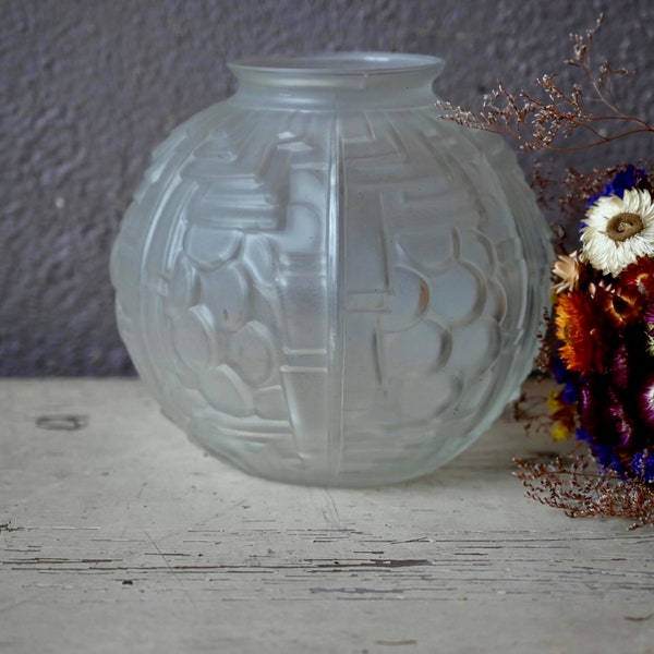 Vase boule Art Déco en verre opalin de Vianne Technique pressé moulé  France 1930 style vintage et bohème Signé