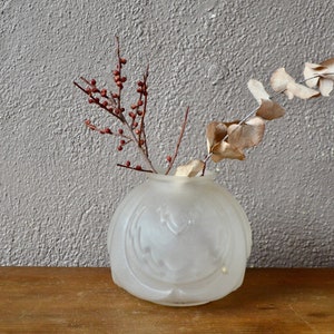 Art Deco bolvaas in opaline glas Techniek geperst gegoten Frankrijk 1930 vintage en boho stijl