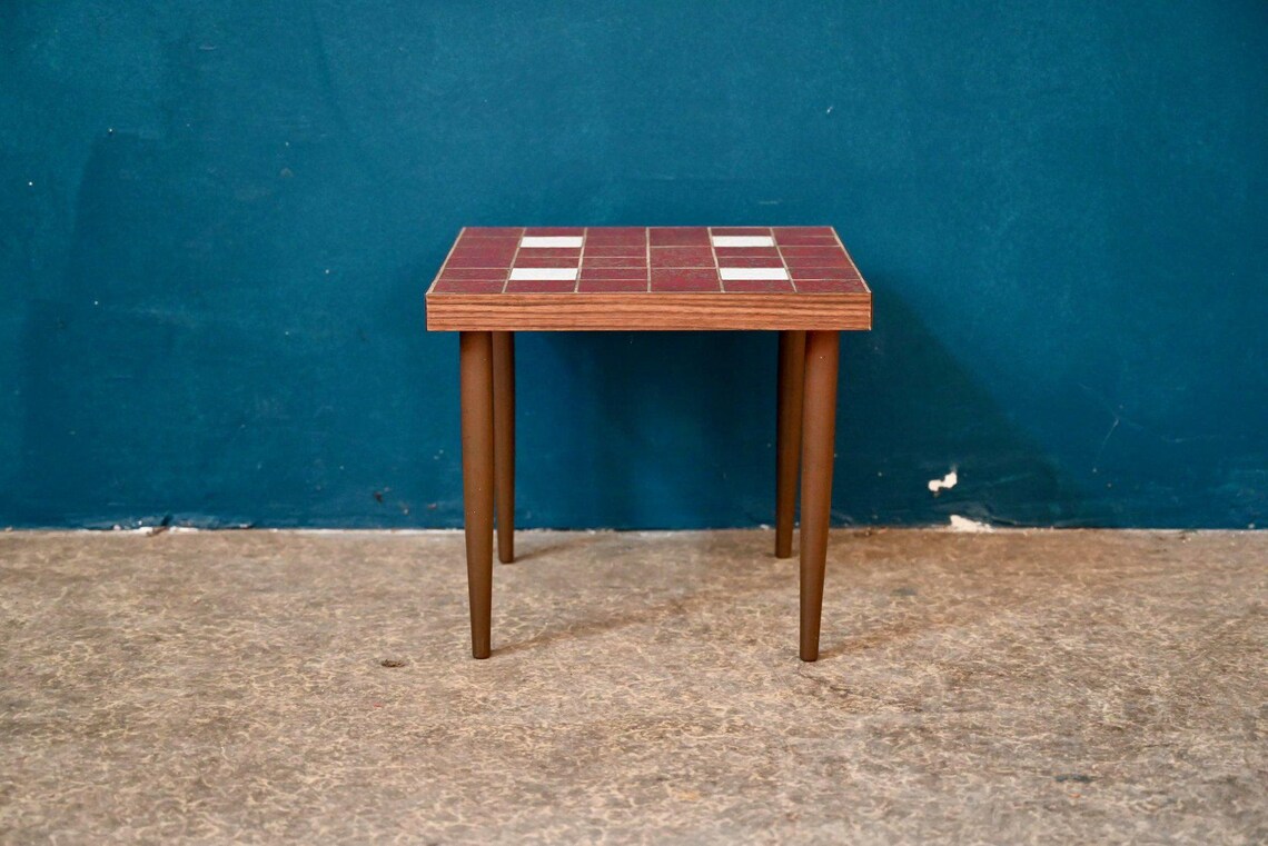 Guéridon vintage Mid-Century · plateau céramique rouge et blanc · pieds fuseau · années 60, foto 3 di 5