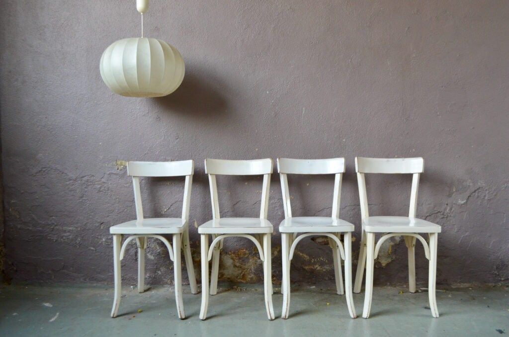 Série de 4 Chaises Bistrot en Bois Patiné Blanc Style Vintage Scandinave et Bohème Lot ou Série