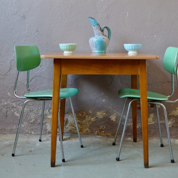 Table à manger de bistrot en bois style vintage et bohème