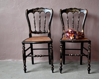 Antiker Schlafzimmerstuhl im schwarz-goldenen Stil Napoleons III., alter antiker Diener im französischen Pariser Shabby-Chic-Stil