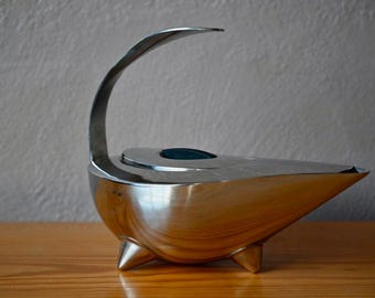 Tekanna teapot by C. Jörgensen published by Bodum known as Naoko in silver-plated stainless steel with a Scandinavian design
