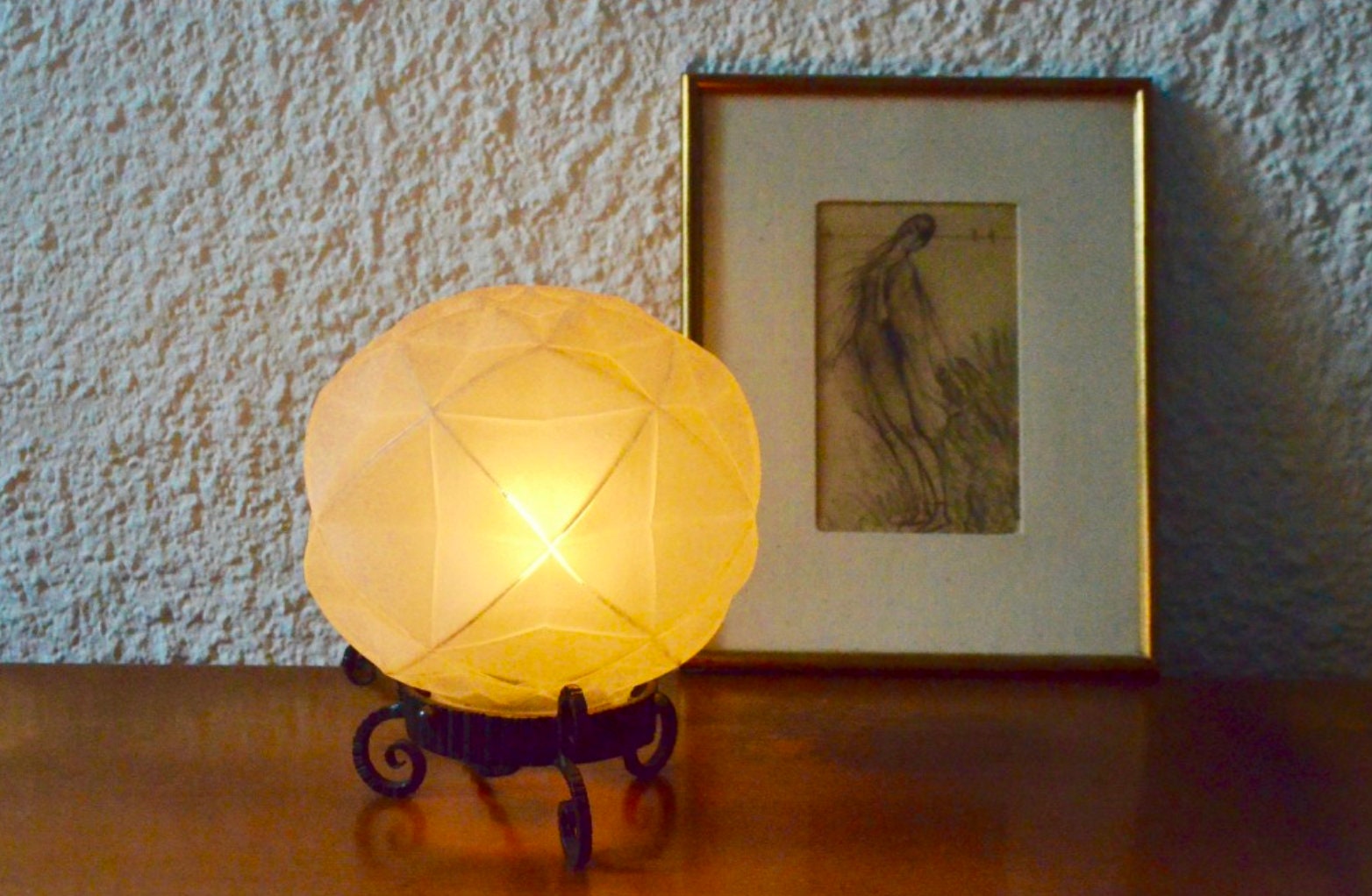 Lampe Esprit Art Déco Fer Forgé Veilleuse Lumière Ambiance Globe Sablé Opalescent Table Lamp Années 