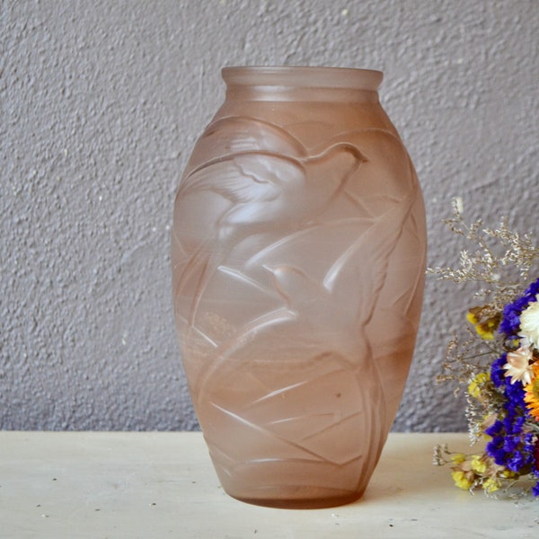 Grand vase art déco en verre rose aux oiseaux. Technique pressé moulé, France 1930 style bohème