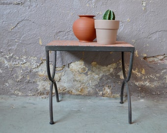 Guéridon porte-plantes petite table ou bout de canapé en Métal et briques de terre cuite style rustique bohème brutaliste et campagne chic