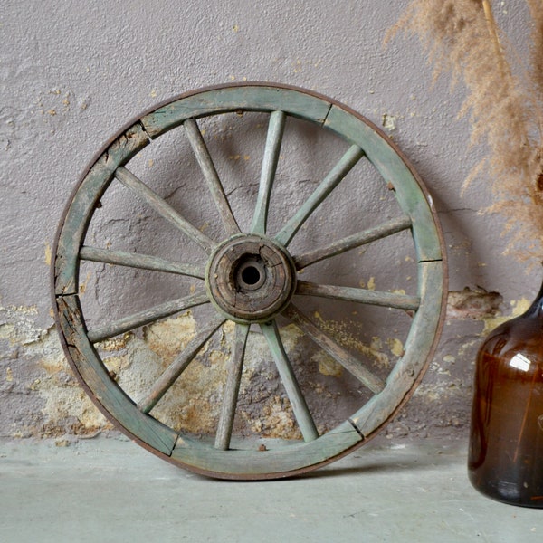 Grande roue ancienne de chariot style indus vintage et bohème