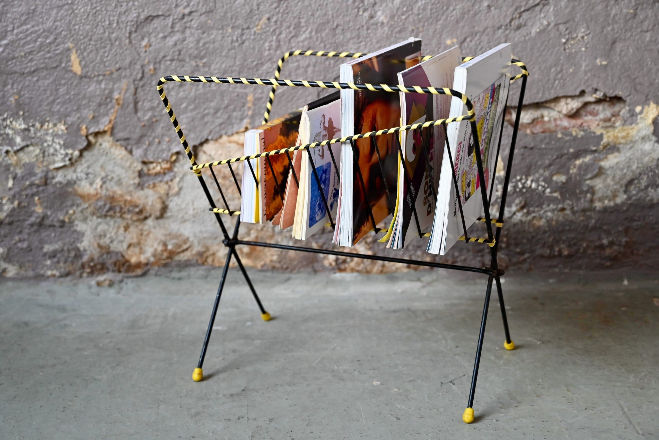 マガジンラック Vintage 50's design magazine rack Metal Magazine Rack Old Magazine Rack in Vintage Modernist and