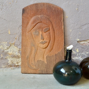Scultura di sgorbia su pannello di legno Ritratto di una donna incompiuta stile vintage boho art brut e antroposofo