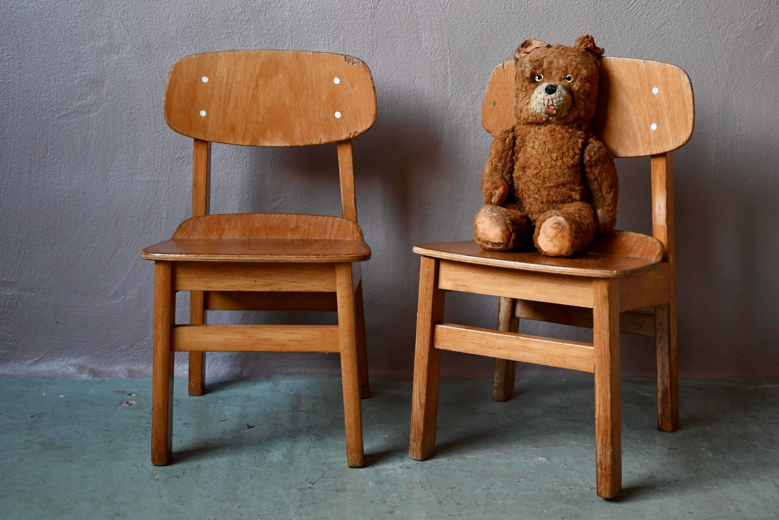 ヴィンテージの明るい木製の子供用椅子、古いスカンジナビアスタイル