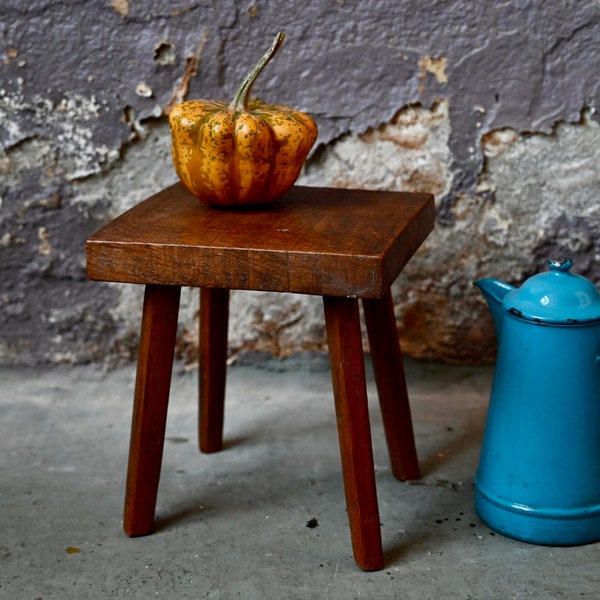 Tabouret rustique selette porte plante en bois brut  esprit bohème ferme brutaliste et wabi sabi