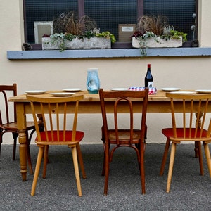 Table ancienne de ferme ou de bistrot en bois massif sapin clair style bohème vintage et campagne chic image 1