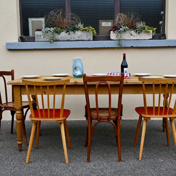 Table ancienne de ferme ou de bistrot en bois massif sapin clair style bohème vintage et campagne chic