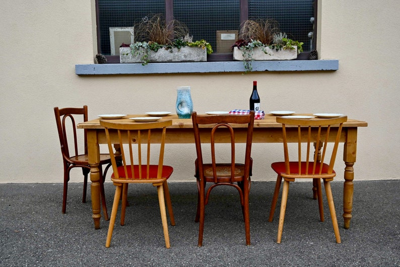 Table ancienne de ferme ou de bistrot en bois massif sapin clair style bohème vintage et campagne chic image 1