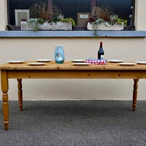 Table ancienne de ferme ou de bistrot en bois massif sapin clair style bohème vintage et campagne chic image 2