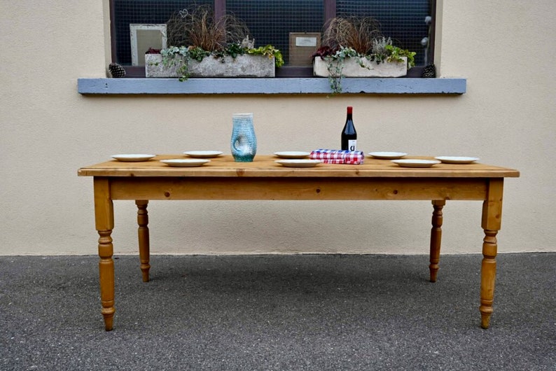 Table ancienne de ferme ou de bistrot en bois massif sapin clair style bohème vintage et campagne chic image 2
