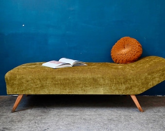 Daybed méridienne Mid-Century pieds compas velours vert olive 1950