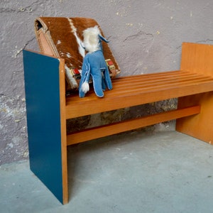 Kleine Kinderbank, modulares Regal skandinavischer Vintage- und Boho-Stil