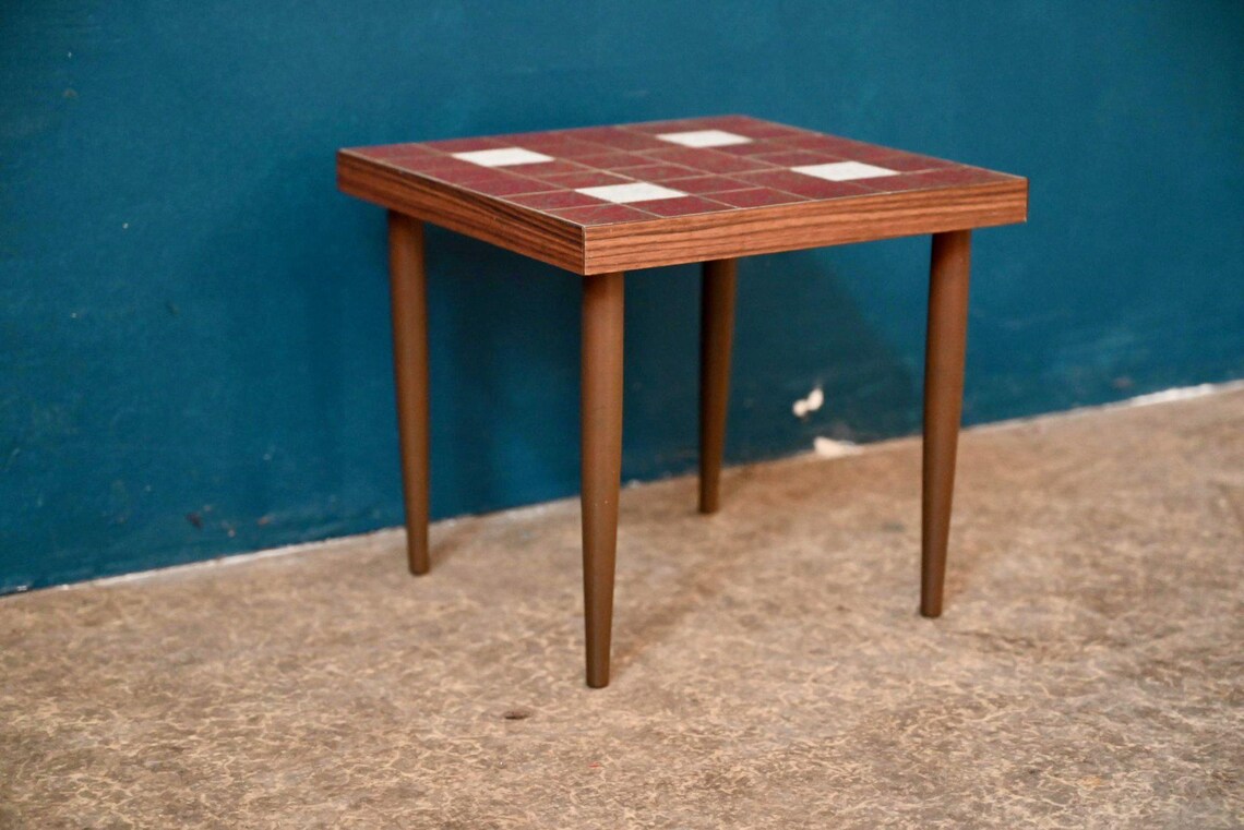 Guéridon vintage Mid-Century · plateau céramique rouge et blanc · pieds fuseau · années 60, foto 4 di 5