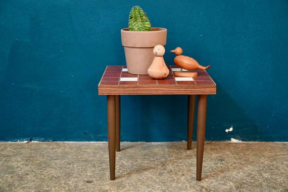 Guéridon vintage Mid-Century · plateau céramique rouge et blanc · pieds fuseau · années 60
