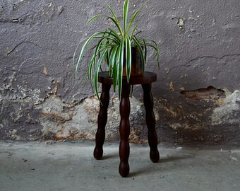 Tabouret tripode de ferme esprit bohème brutaliste et campagne chic