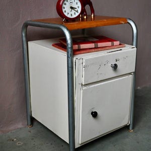 Chevet d'internat en métal vintage rétro années 50 indus
