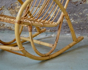 ロッキングチェア ヴィンテージとボヘミアンスタイルの籐製の子供用