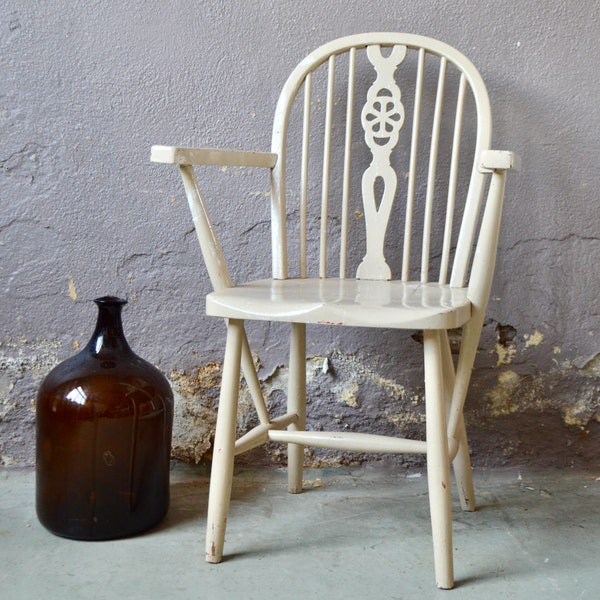 Fauteuil rustique en bois patiné de style bohème folk et campagne chic