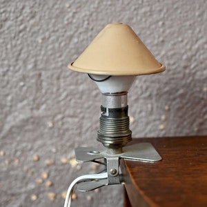 Vintage design beige clip-on lamp
