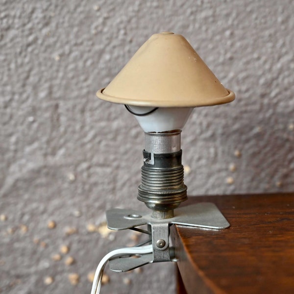 Vintage design beige clip lamp