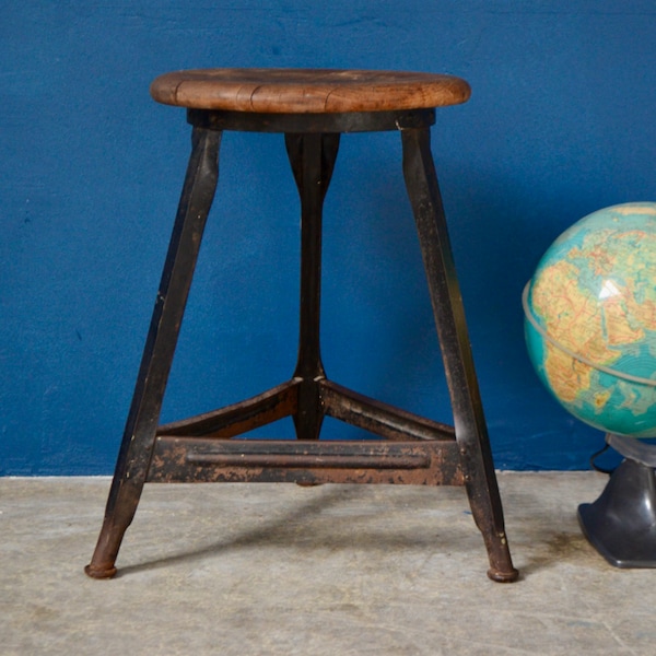 Tabouret tripode Bruchsal KS usine atelier de style bauhaus industriel bois et métal