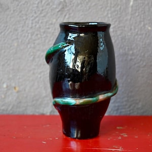 Black ceramic vase with rotating decoration, signed vintage, artisanal and brutalist style