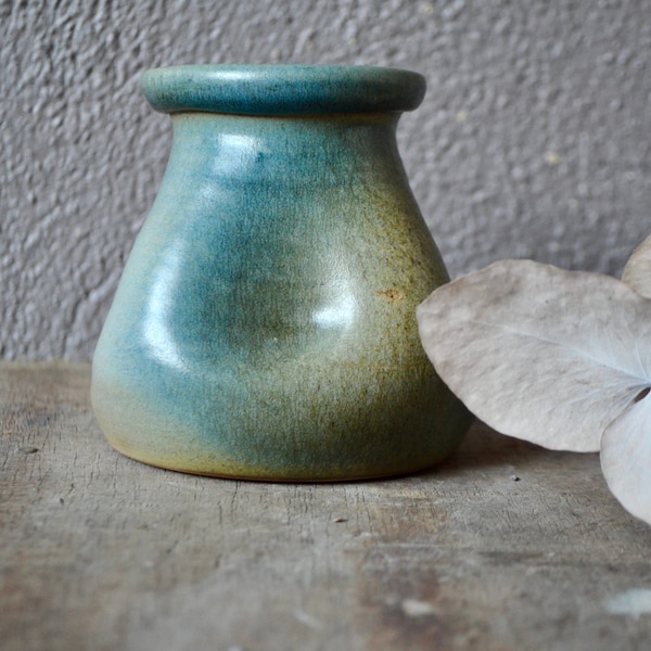 Vase gris vert à col ourlé céramique signée vintage et bohème